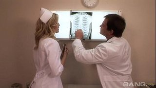 La sexy enfermera Alexis Texas bien cogida