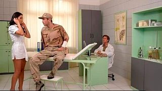 Sexo de Alexa Tomas con dos soldados en una clínica de Vietnam