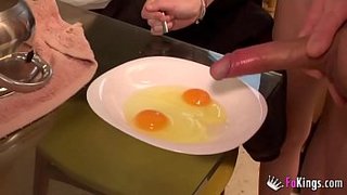 Ainara le encanta comer huevos con esperma para el desayuno