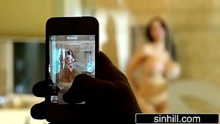 Tetotas de la madrastra Amy Anderssen penetrada por su furtivo hijastro