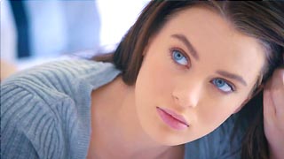 La hermosa Lana Rhoades se pone cachonda en la alberca y se pone a coger