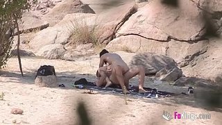 Españoles cogiendo bien cochino en el desierto. La vieja es bien zorra
