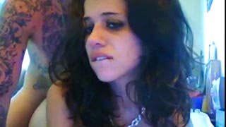Novios cogiendo con la webcam: Linda morena echando pasión con su novio tatuado