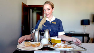 Chava de la limpieza quiere ganarse una lana con su panocha