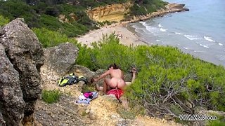 Pareja de turistas disfrutando de sexo salvaje en el bosque