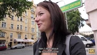 La vieja de unos turistas terminan echando pasión en un apartamento en un viaje a Praga