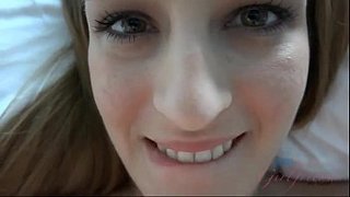 Esta niña es una ricura. Me hace una paja con los pies y luego me echa un palito