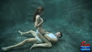 Practicando sexo en el agua. Ashton Monroe se mueve como pez en el agua