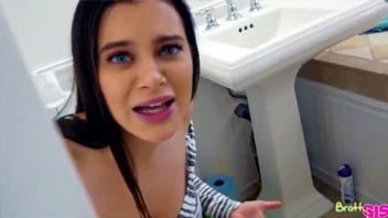 Mi guapa hermanastra meando y luego me cojo su gran trasero