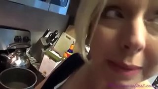 Mamá atiende y cuida con cariño a su hijo preferido