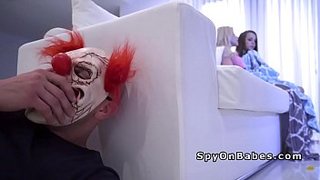 Chavas viendo una película de miedo asustadas por un payaso asesino que termina cogiendo
