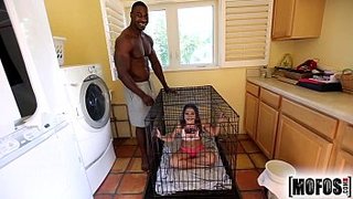 Un negro macizo contra una chavita menudita. ¿La hace garras?