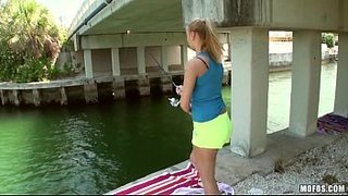 Un día de pesca. Lo único que pescó fue un miembro viril ancho y gordo