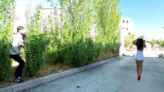 Enfermera caliente da un paseo por la calle y es asaltada por un violador