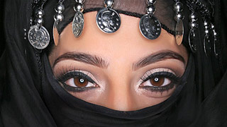 Jeque árabe usa una fusta al coger con la chava árabe Nadia Ali