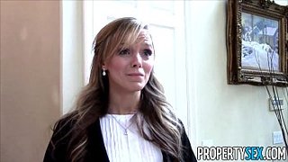 Sexy MILF agente de bienes raíces engañada para echarse un palito en cámara. Pristine Edge