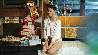 Taylor Sands haciéndolo sexy con suavidad en Navidad