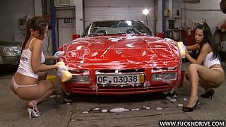 Lavado sexy de autos con dos bellezas mojadas