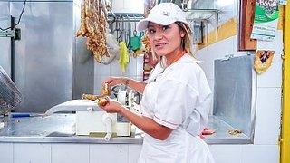 Carnicera zorra acepta coger a desconocido por dinero. Camila Santos