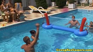 Fiesta en la alberca. Jugando al voleibol y cogiendo