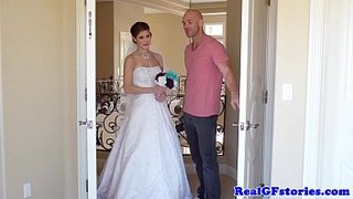 Impresionante novia muy guapa y atractiva facializada por su fotógrafo