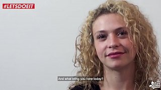 Primera vez de una chava francesa alborotada de chinos rizados