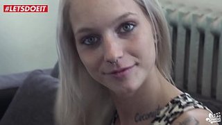 Francesa flaca de trasero chico y bien guapa cabalgando sobre pito ancho