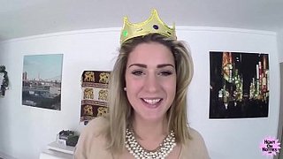 Corrida facial del gordo a una princesa simpática con corona