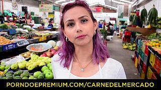 Convenciendo pa' echar pasión con una joven frutera en Bogotá, Colombia