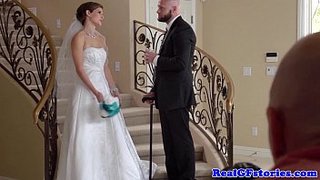 El fotógrafo se da placer con la novia bien bonita en la cara