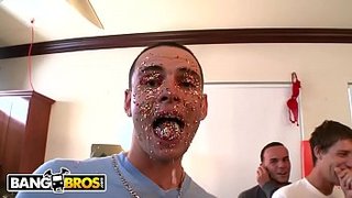 Cogida rica en la universidad. Cuerpos llenos de confeti de azúcar