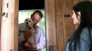 Rebeca Linares se viste de rosa pero le dan bien duro por el trasero