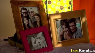 Tirando los retratos de la mesita de su vieja mientras coge con la querida