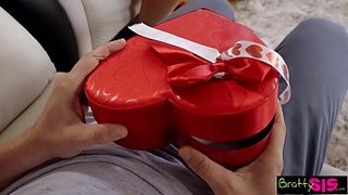 Hermanita recibe chocolates el día de San Valentín. Elsa Jean