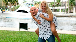 La chava bonita Goldie Rush coge en la terraza moviendo su pompis con intensidad