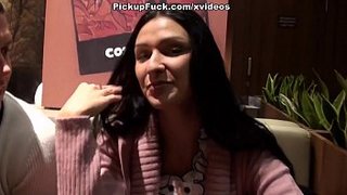 Morena en medias cogida en un baño público