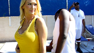 Impresionante MILF rubia de chichis grandes cogida a cuatro patas. Blake Rose