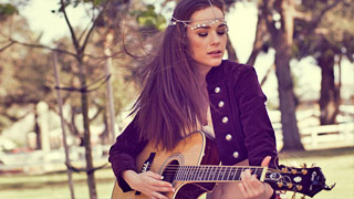 La chava hippie de la guitarra reparte amor con su lindo cuerpo. Alice White