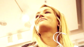 Dependienta tímida y vergonzosa accede a tener sexo por dinero en los probadores