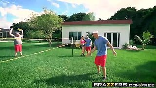 Mujer tetona amante del bádminton echando pasión. Skyla Novea y Sean Lawless