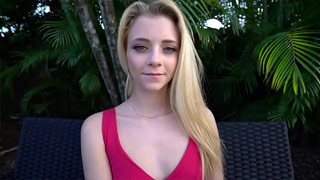 La linda chiquilla rubia Riley Star es dominada y cogida con fuerza