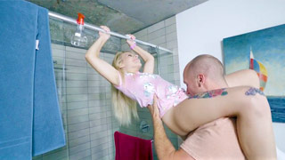 Le comen el coño a una chava chiquita traviesa escoltada del marco de la regadera