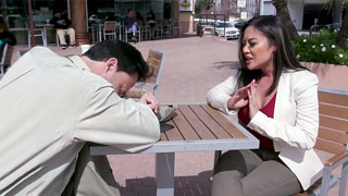 Madura asiática chismosa acaba echando pasión anal con extraño. Kaylani Lei