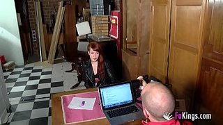 Jovencita española pelirroja gozando con el sexo. Lilyan