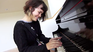 Yhivi muestra sus habilidades con el piano seguidas de sexo y venida en la cara