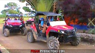 La dulce Amy Lee coge en medio de una excursión de buggies en México