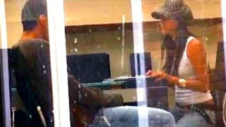 Parejita cachada con una cámara cogiendo en público