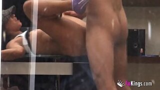 Parejita cachada con una cámara cogiendo en público