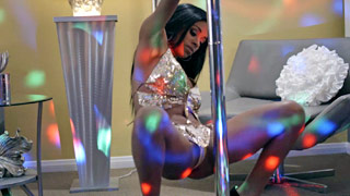 La negrita adolescente y stripper Anya Ivy preñada por verga blanca