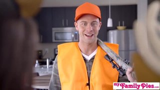 La hermanastra y su amiga son cogidas por su hermano, el cazador de venados